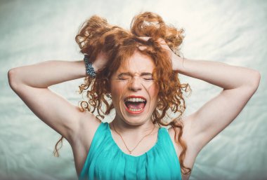 lredheaded kız histerik gösterir