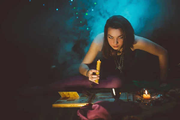 Das Mädchen Verzaubert Mit Einer Kerze — Stockfoto