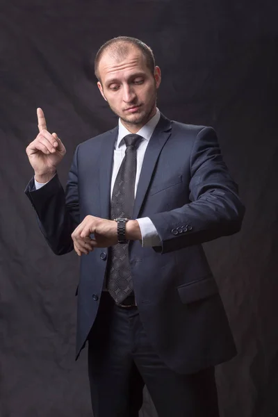 Retrato Joven Con Corbata Mirando Reloj —  Fotos de Stock