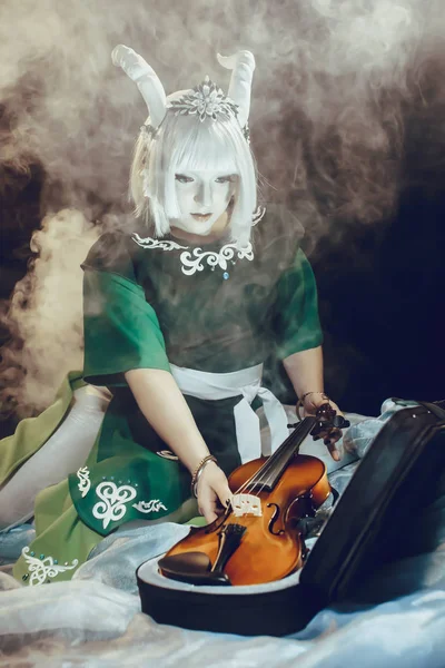 Azgın kız keman çeker