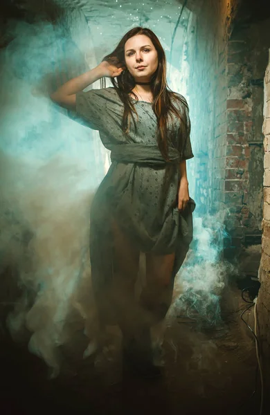 Das Mädchen Geht Einem Dunklen Keller Rauch Auf — Stockfoto