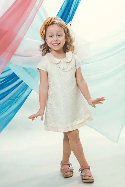 Una Bambina Vestita Bianco — Foto Stock