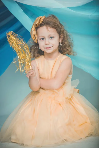 Una Bambina Vestita Giallo Con Una Bacchetta Magica — Foto Stock