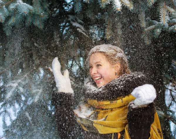 Mädchen Läuft Winterpark — Stockfoto