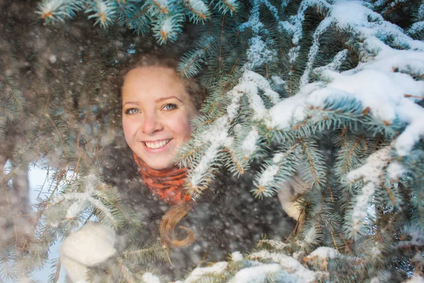 Mädchen Läuft Winterpark — Stockfoto