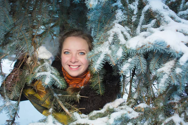 Meisje Wandelen Winter Park — Stockfoto