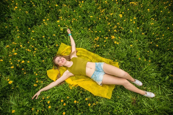 Das Mädchen Das Auf Der Löwenzahnwiese Liegt — Stockfoto