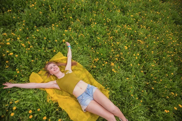 Fille Couchée Dans Prairie Pissenlits — Photo