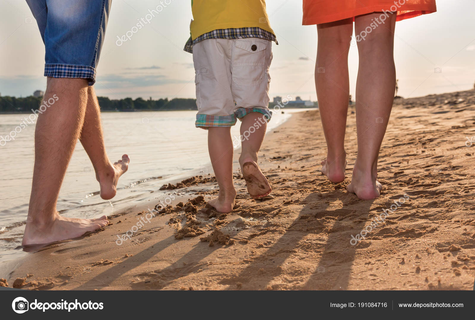 Три пары ног у. Три пары ног. Семья гуляют ноги. Ноги ходят фотостоки. Прогулка 3 ноги.