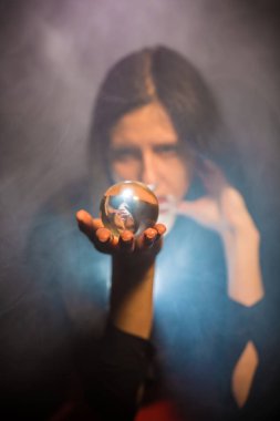 Kadının elinde sihirli bir küre var