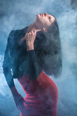 Bir duman ile kız portresi