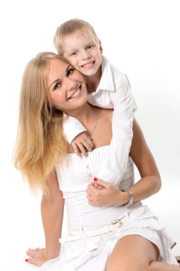 Çocuk genç kadını kucaklıyor.