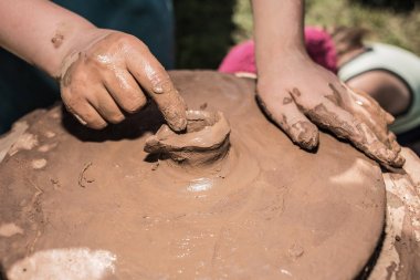 Siyah bir zemin üzerine kız portresi stüdyo