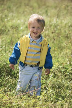 Ormanın ortasında neşeli küçük çocuk