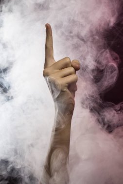 Siyah bir zemin üzerine kız portresi stüdyo