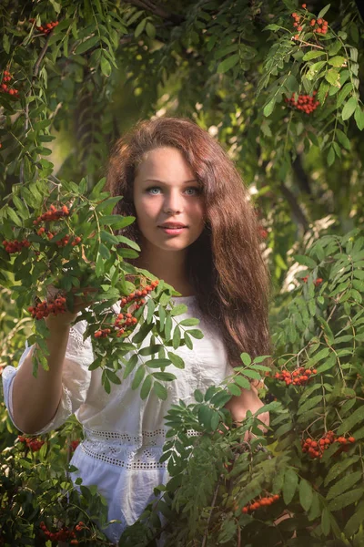Portret Van Het Meisje Met Het Rode Rowan — Stockfoto
