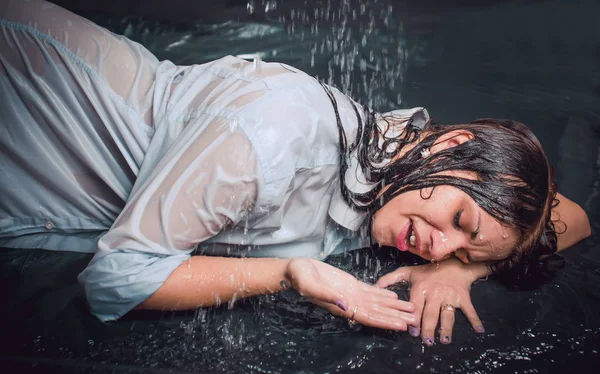 Retrato Chica Bajo Gotas —  Fotos de Stock