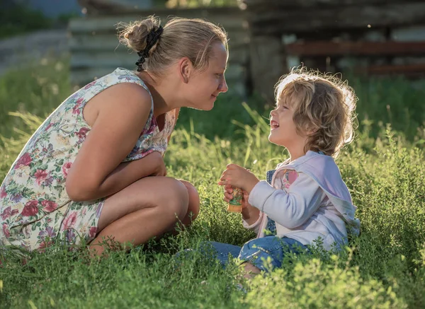 Das Mädchen Und Die Frau Auf Einer Lichtung — Stockfoto