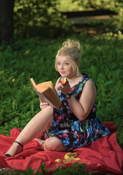 Das Mädchen Sitzt Auf Einer Lichtung Und Liest Das Buch — Stockfoto