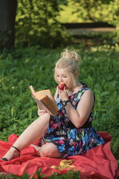 Girl Sits Glade Reads Book — Stock Photo, Image