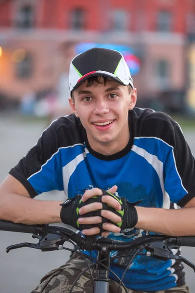 一个骑自行车的年轻人的画像 — 图库照片