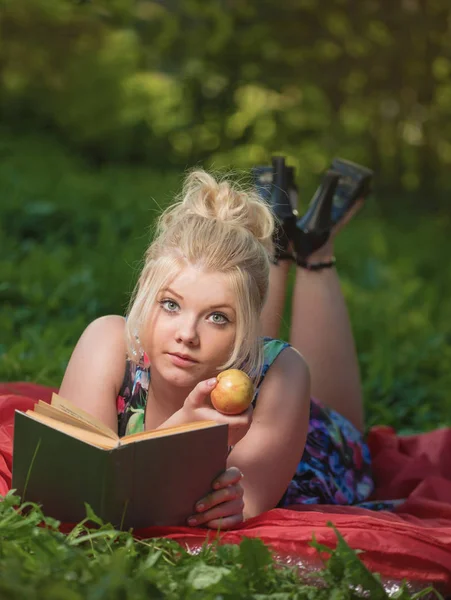 Das Mädchen Sitzt Auf Einer Lichtung Und Liest Das Buch — Stockfoto