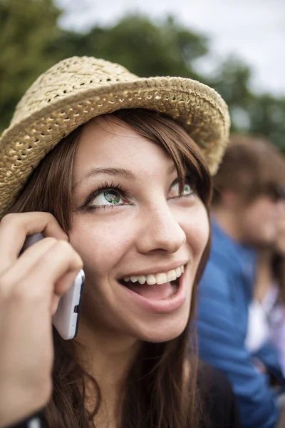 Girl Emotionally Speaks Phone — Stockfoto