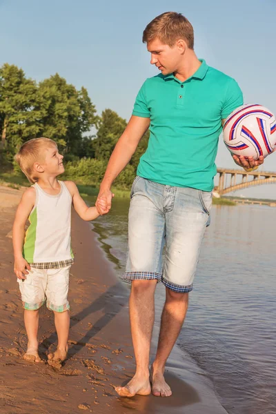 少年と男はサッカーで海岸に行く — ストック写真