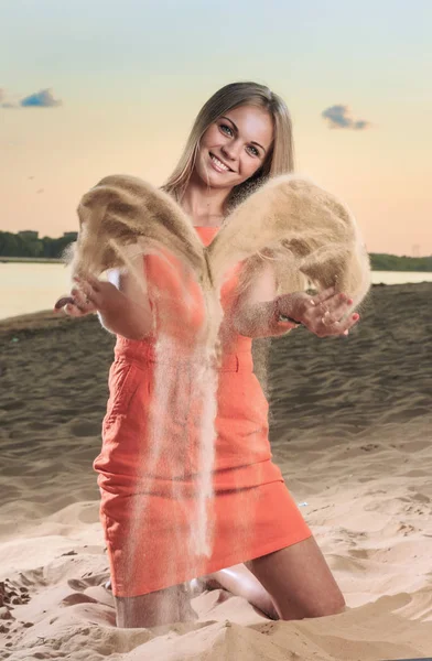 Jonge Vrouw Een Strand Gooit Zand — Stockfoto