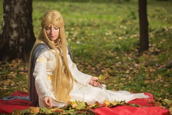 Das Mädchen Sitzt Park Mit Blättern Eines Ahorns — Stockfoto