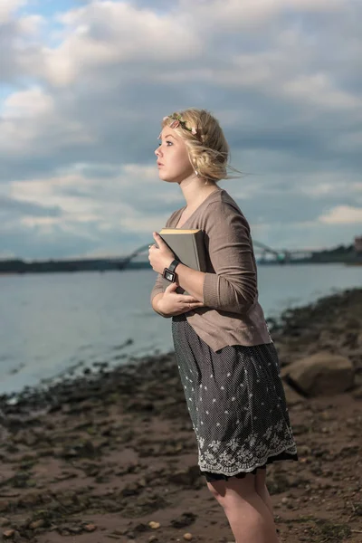 Giovane Bionda Costa Sulla Costa Con Libro — Foto Stock