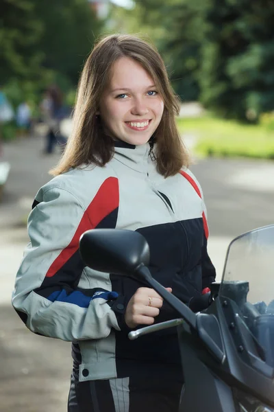 バイクと笑顔で女の子のコスト — ストック写真