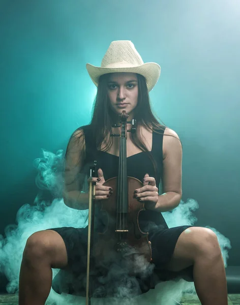 Menina Chapéu Senta Com Violino — Fotografia de Stock