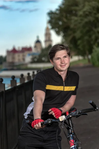 Giovane Uomo Con Una Bicicletta — Foto Stock