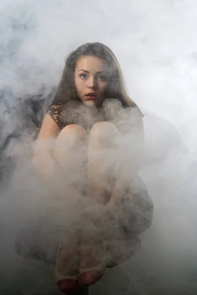 Portret Van Het Jonge Meisje Een Rook — Stockfoto