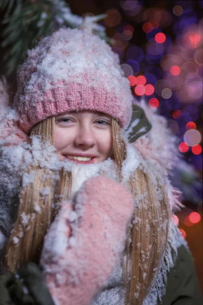 一个戴着粉红帽子 被雪覆盖的女孩的画像 — 图库照片