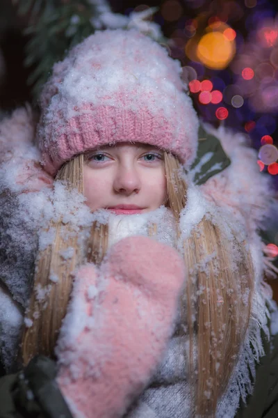 Porträt Eines Mädchens Mit Rosa Hut Das Mit Schnee Bedeckt — Stockfoto