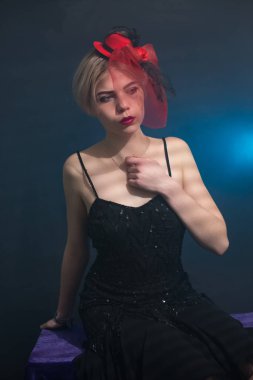 Kırmızı şapkalı güzel kız