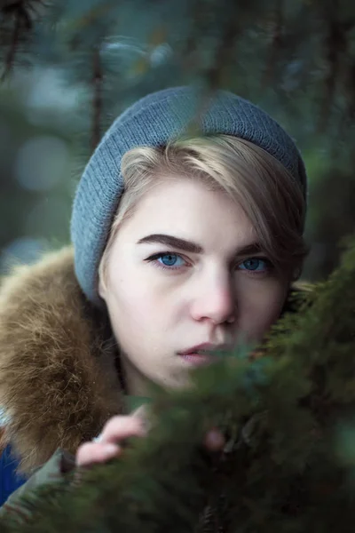 Портрет Девушки Зимней Прогулке Лесу — стоковое фото