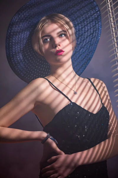 Mujer Joven Sombrero Por Las Persianas — Foto de Stock