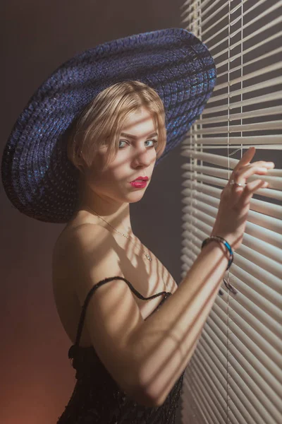 Mujer Joven Sombrero Por Las Persianas —  Fotos de Stock