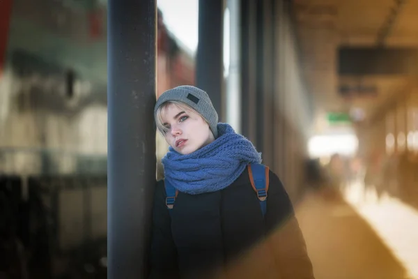 Retrato Uma Menina Triste Estação Ferroviária — Fotografia de Stock