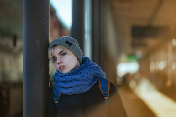 Portret Van Een Verdrietig Meisje Het Station — Stockfoto