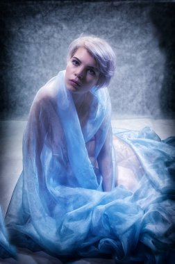 Peçe takmış genç bir kız.