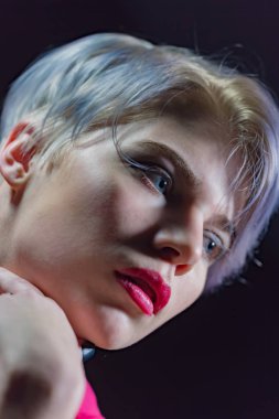 Huysuz bir genç kadının portresi.