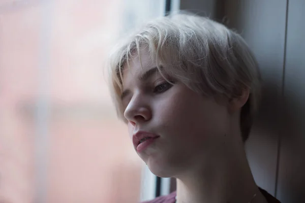 Menina Triste Junto Janela — Fotografia de Stock