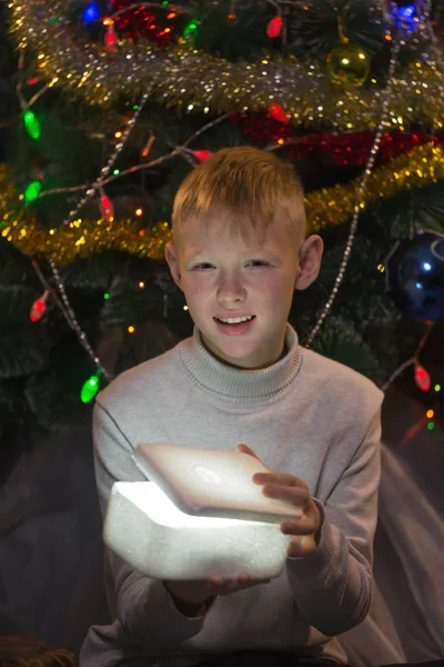 Χαρούμενο Αγόρι Ανοίγει Ένα Φωτεινό Κουτί Ένα Δώρο — Φωτογραφία Αρχείου