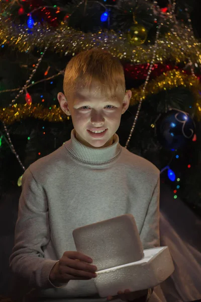 Rapaz Feliz Abre Uma Caixa Luz Com Presente — Fotografia de Stock