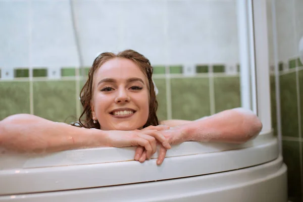 Mädchen Liegt Badewanne — Stockfoto