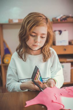 Kız dikiş işiyle meşgul.